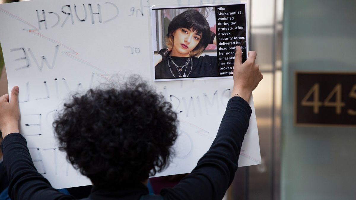Za smrt mladé Íránky může policie, ukázal dokument. Režim chtěl vše ututlat